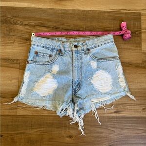 VINTAGE LEVI’S DENIM SHORTS SIZE 2 / 26